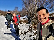 51 Sorrisi al sole su sentiero imbiancato di neve